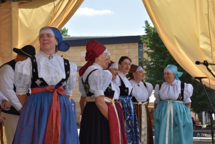 Piąty dzień Tygodnia Kultury Beskidzkiej w Wiśle - występy na małej estradzie na Pl. B. Hoffa - Zespół Wisła Plus